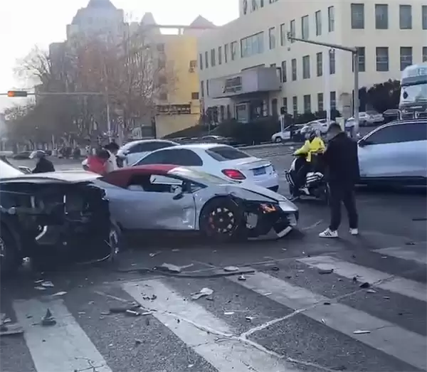 无牌兰博基尼小牛闯红灯转弯被直行SUV撞个正着：损失惨重