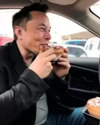 马斯克:芝士汉堡是天才发明 余生只吃它