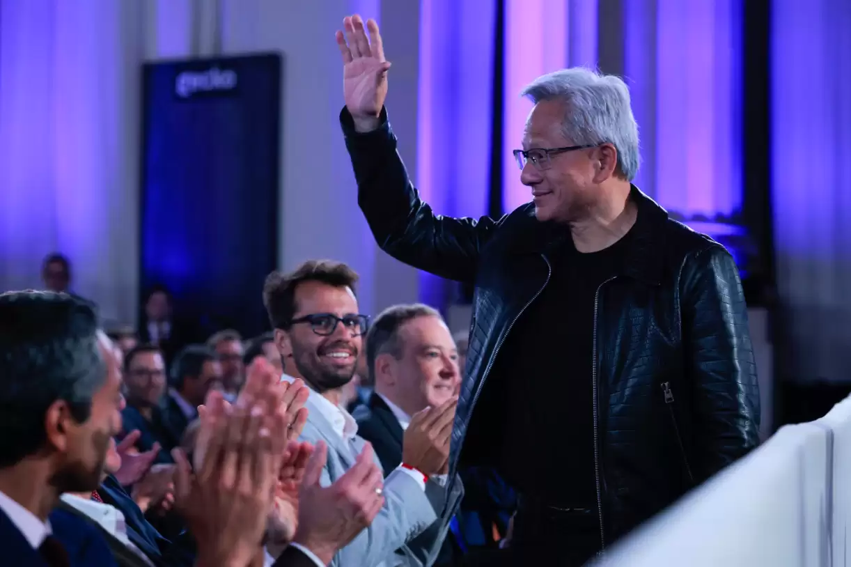 美媒曝黄仁勋椭圆形办公室谏言:州级AI法规或让美国“输掉AI竞赛”