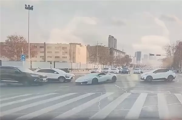 无牌兰博基尼小牛闯红灯转弯被直行SUV撞个正着：损失惨重