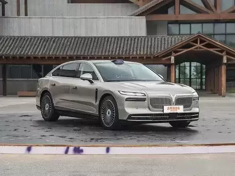 岚图发布旗舰轿车追光L，标配华为智驾售27.99万起