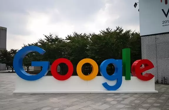 谷歌联手三星推AI智能眼镜，2026年上市