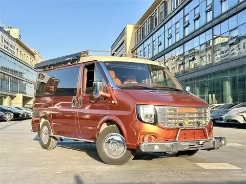 橙黄复古风轻行旅居车，颜值与实用兼具