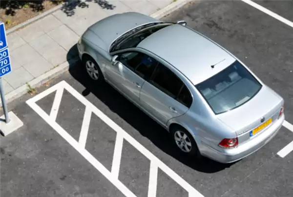 路边停车未缴费 车门把手被挂密码锁！收费平台回应