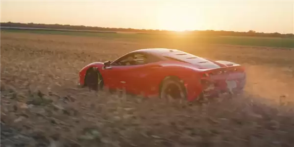 千万粉丝网红为博眼球烧掉价值40万美元的法拉利：却因逃税被抓