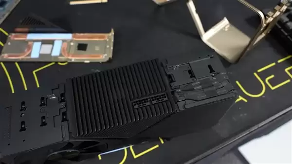 NVIDIA从未发布的900W显卡Titan Ada！被大神拆解了