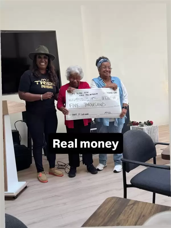 廣告女郎變身活菩薩