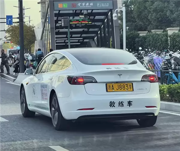 一驾校用特斯拉学车 教练:让学员提前适应电车 会关闭辅助驾驶功能