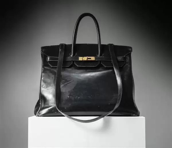 香奈儿“异形包”拍出百万成交价 网友：这不就是超市购物篮