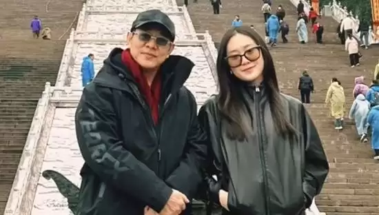 被质疑换心脏、换血变年轻后：62岁李连杰与女儿现身九华山 身形略显沧桑