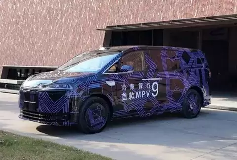 鸿蒙智行首款MPV智界V9发布,剑指高端市场
