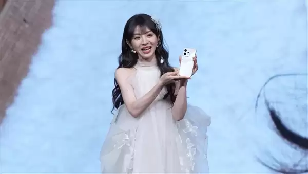 田曦薇惊喜亮相vivo S50发布会：一袭白裙美翻了