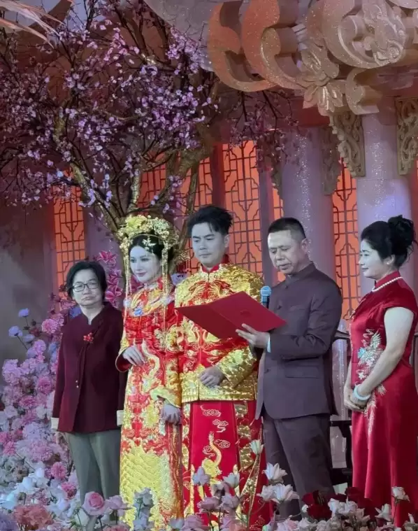 霸王茶姬创始人婚礼现场曝光：中式礼服 金光闪闪