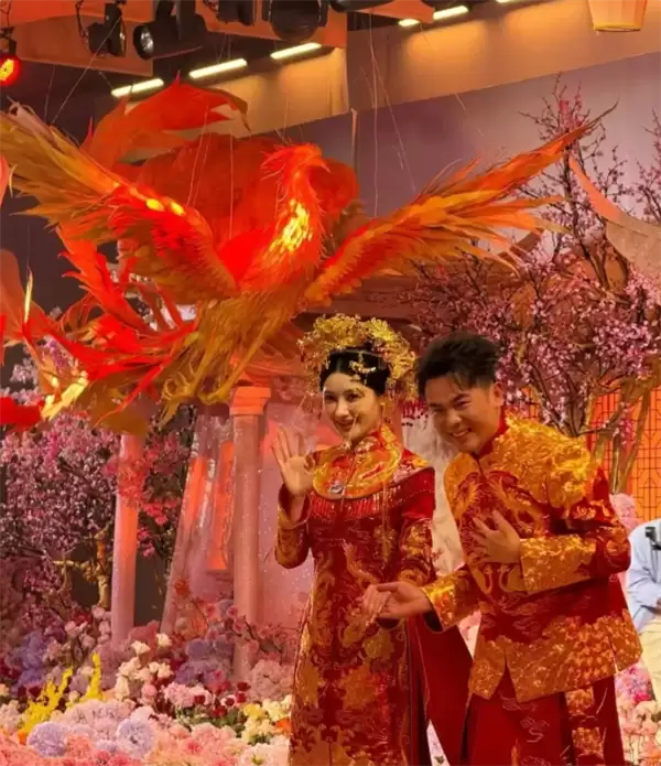 霸王茶姬创始人婚礼现场曝光：中式礼服 金光闪闪