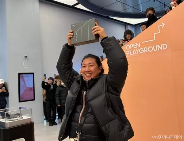 全球第一个三星三折叠屏消费者诞生:42岁+严寒中排队将近24小时