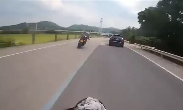 狂飙169km/h 两男子骑摩托车竞速还多次逆行超车：被撞到沟里