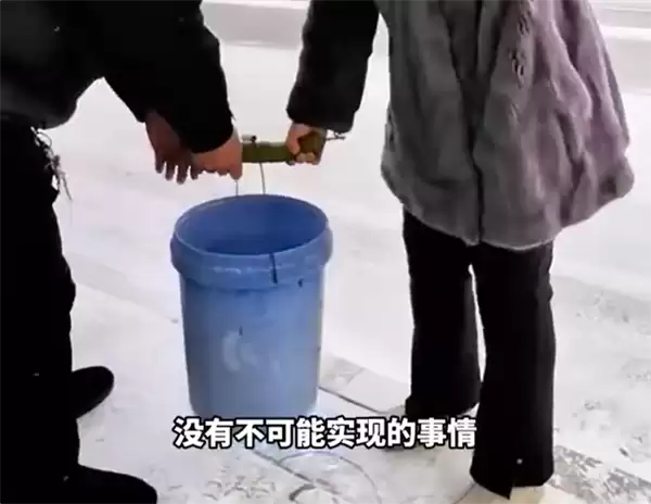 黑龙江冬天万物皆可速冻：黄瓜室外放20分钟能抬34斤水