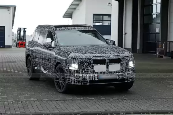 宝马全新一代X7新谍照曝光:分体式LED大灯 外观线条更硬朗