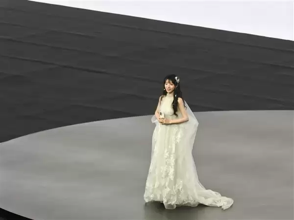 田曦薇惊喜亮相vivo S50发布会：一袭白裙美翻了