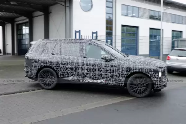 宝马全新一代X7新谍照曝光:分体式LED大灯 外观线条更硬朗