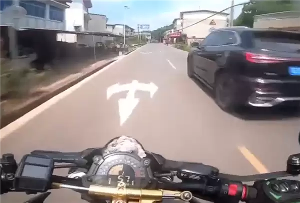 狂飙169km/h 两男子骑摩托车竞速还多次逆行超车：被撞到沟里
