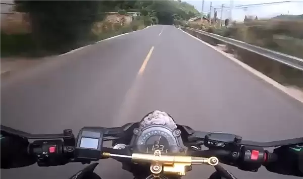 狂飙169km/h 两男子骑摩托车竞速还多次逆行超车：被撞到沟里
