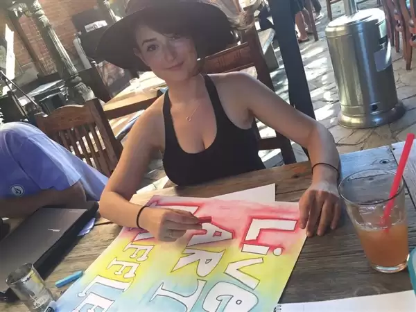 廣告女郎變身活菩薩