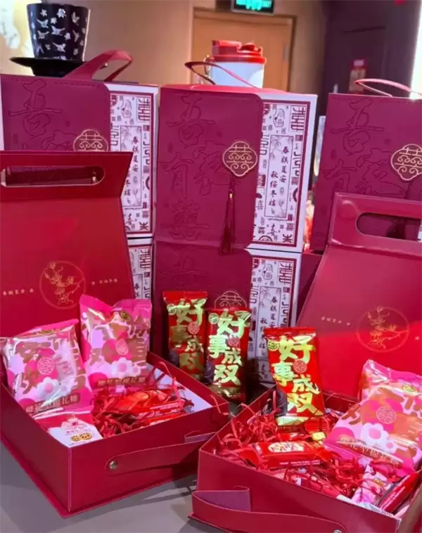 霸王茶姬创始人婚礼现场曝光：中式礼服 金光闪闪