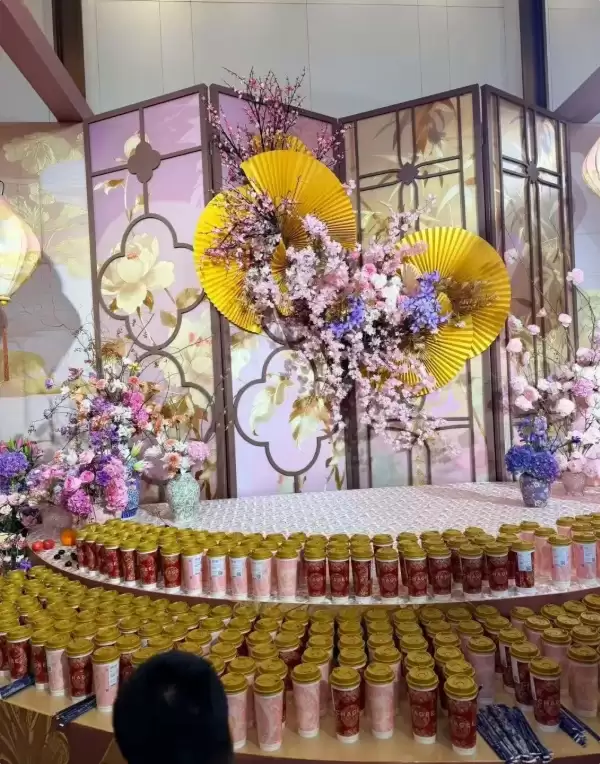 霸王茶姬创始人婚礼现场曝光：中式礼服 金光闪闪