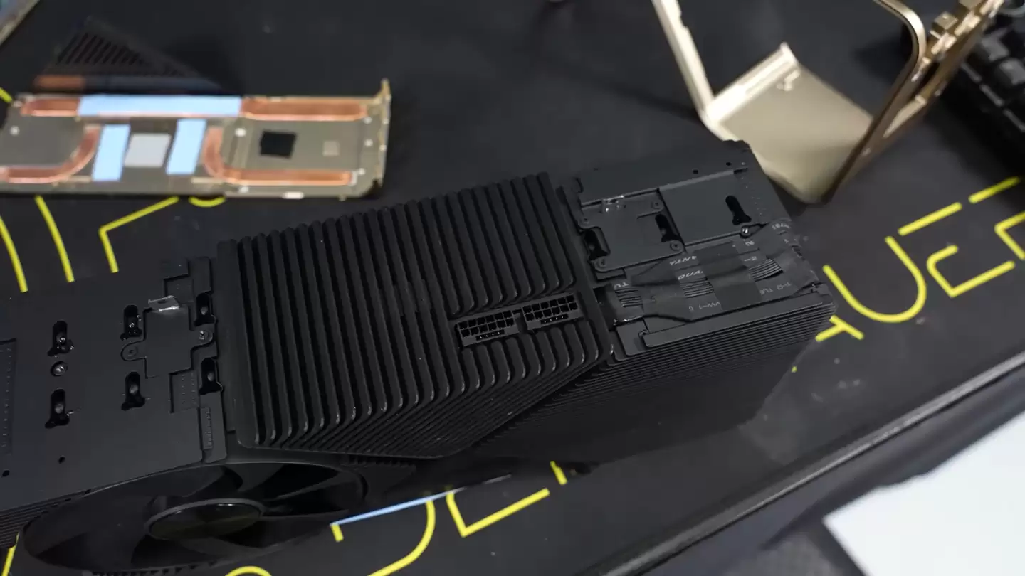 英伟达 TITAN RTX Ada 原型显卡拆解：独特与主板平行 PCB 设计，双 16-Pin 供电