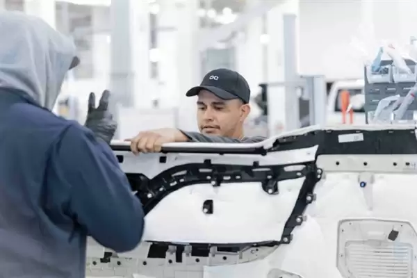 法拉第未来晒FX Super One工厂组装现场 网友：纯手搓 草台班子