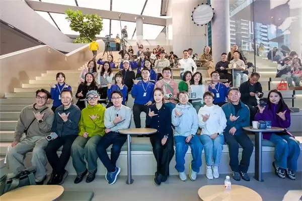 华为学堂鸿蒙主题月丨走进华为旗舰店探索 HarmonyOS 6 新体验