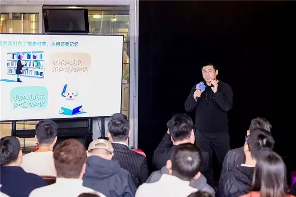 超能小艺的微醺坦白局：AI 的未来是成为“懂”你的贴心伙伴