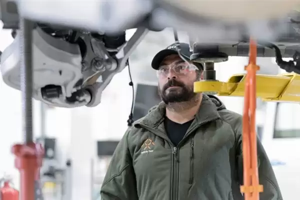 法拉第未来晒FX Super One工厂组装现场 网友：纯手搓 草台班子