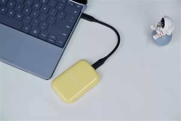 可磁吸绝配iPhone！长江存储致态灵潮流动版移动SSD 2TB图赏