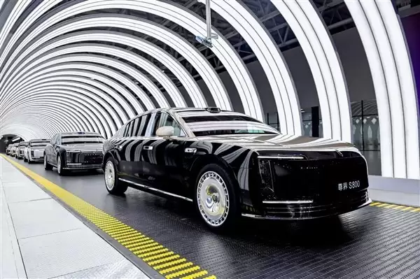 尊界S800量产破万 余承东李连杰共启交付新篇章