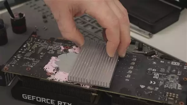 RTX 2060装上CPU塔式散热器：热点温度骤降35°C！