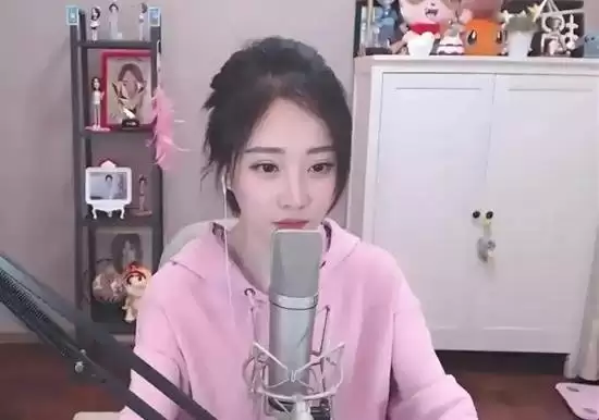 冯提莫直播间换装被封：疑“擦边”触发平台审核机制