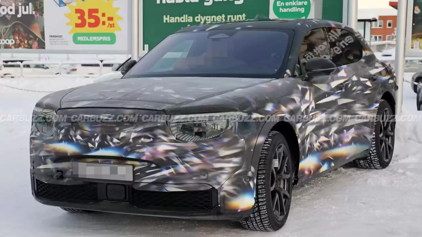 宾利首款纯电 SUV 冬测图泄露，内饰首次曝光