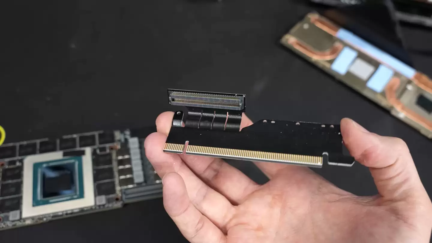 英伟达 TITAN RTX Ada 原型显卡拆解：独特与主板平行 PCB 设计，双 16-Pin 供电