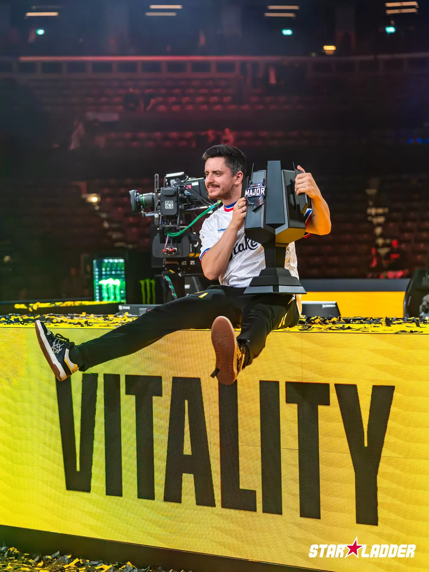 Vitality 布达佩斯捧杯，包揽《CS2》今年两届 Major 冠军