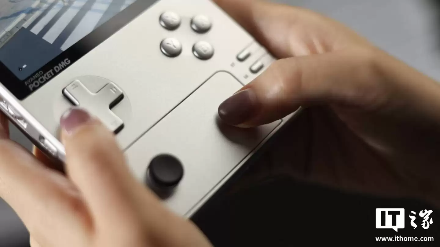 AYANEO 推出 Pocket DMG 亮银限定版复古掌机：骁龙 G3x Gen 2 芯片，触摸式右摇杆