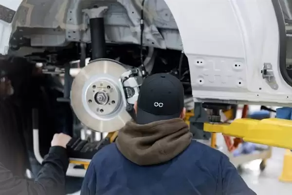 法拉第未来晒FX Super One工厂组装现场 网友：纯手搓 草台班子