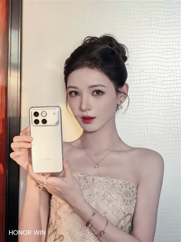 张予曦晒出荣耀WIN 网友：人美 机器也美