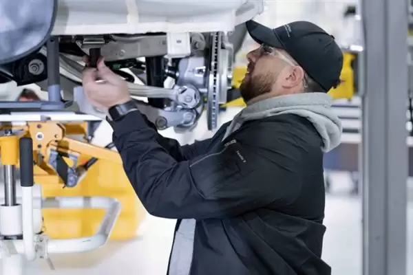 法拉第未来晒FX Super One工厂组装现场 网友：纯手搓 草台班子