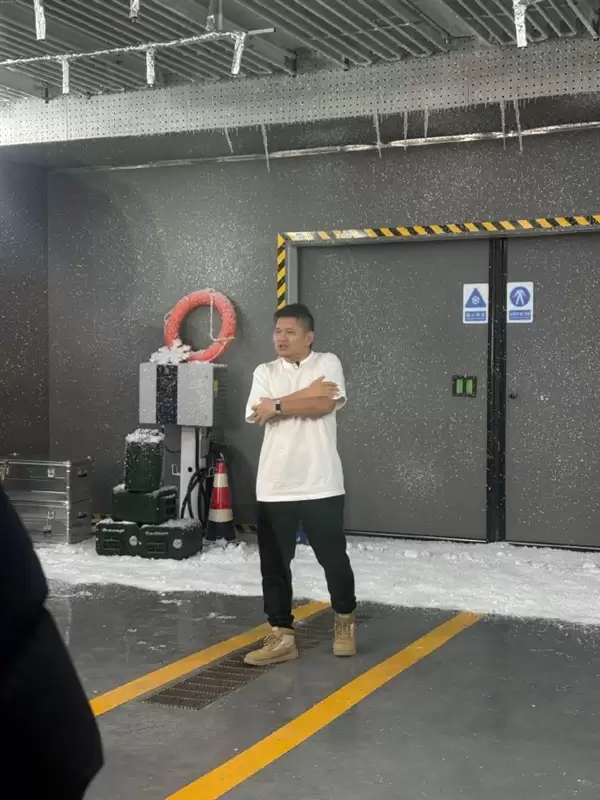 韩路整活：零下25℃横评60到16000元羽绒服 穿短袖开场