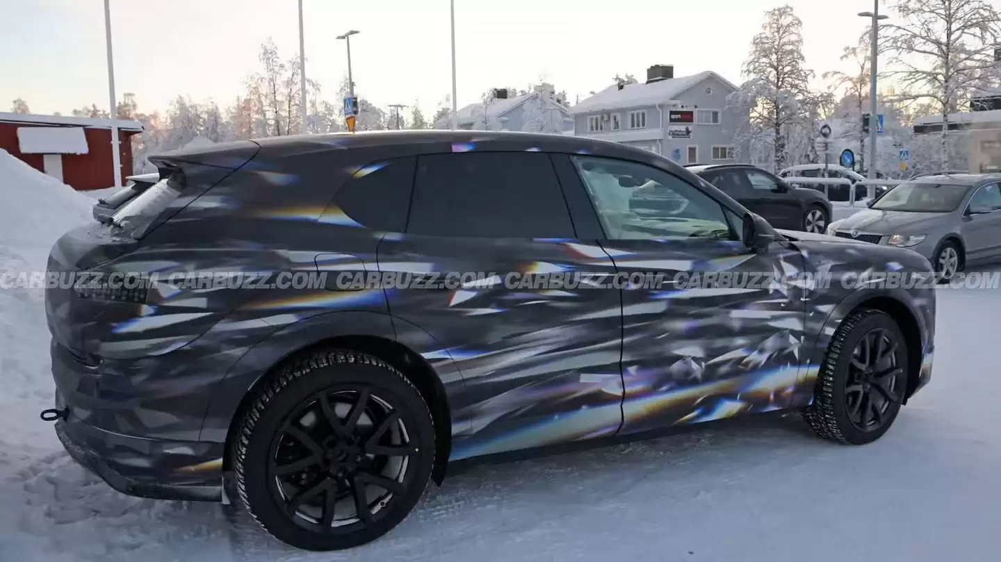 宾利首款纯电 SUV 冬测图泄露，内饰首次曝光