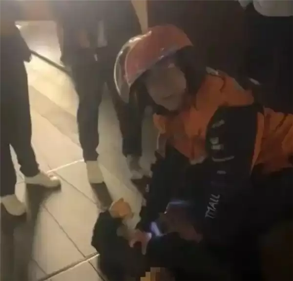 官方通报男子珠宝店抢手镯被外卖员控制：涉嫌男子已刑事传唤 确认外卖员见义勇为