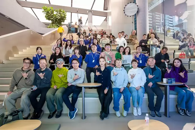 华为学堂鸿蒙主题月丨走进华为旗舰店探索HUAWEI Mate 80系列HarmonyOS 6新体验和影像魅力