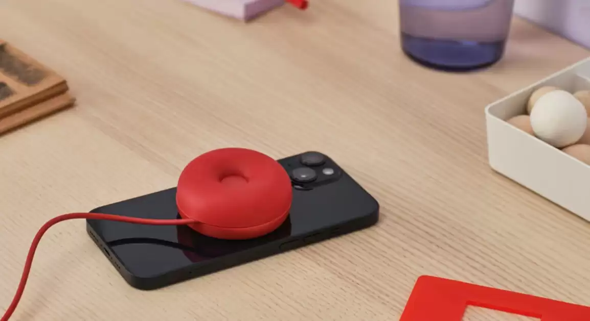 宜家发布 VASTMARKE Qi2 无线充电器：甜甜圈造型、自带“线缆隐身术”